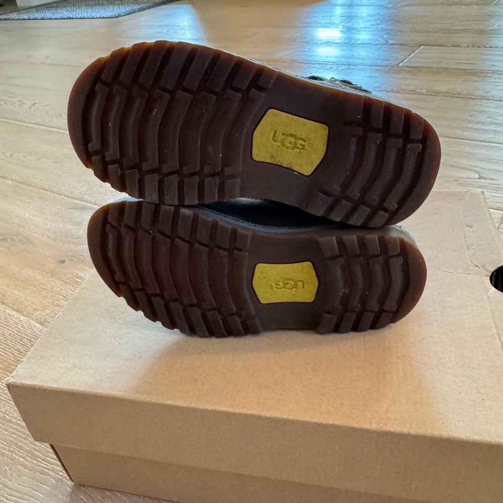 UGG Kids Harwell Boots - Picture 5 of 6